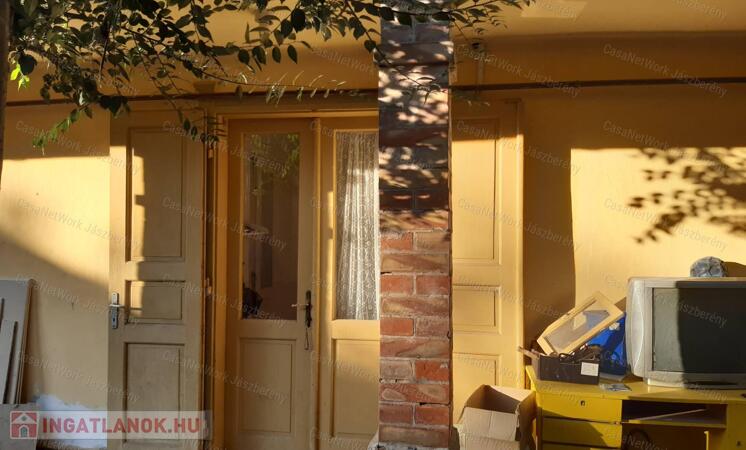 Jászberény központjában 2 szobás 63 nm-es családi ház eladó!