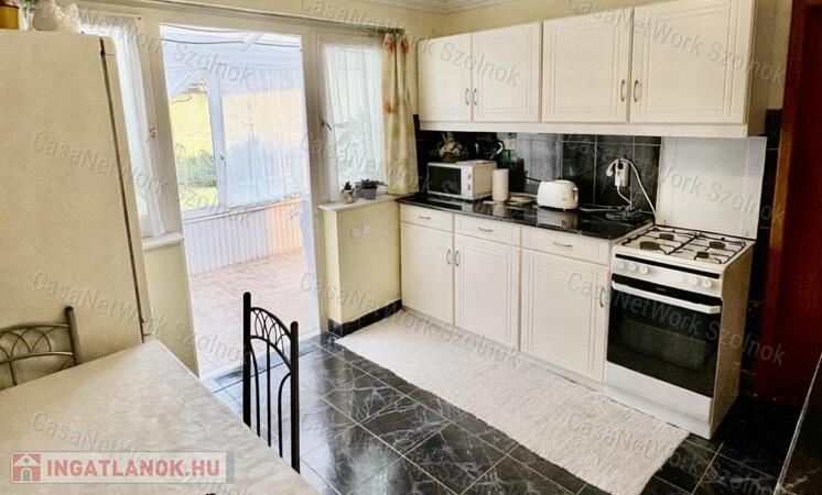 Újszász központjában eladó családi ház!