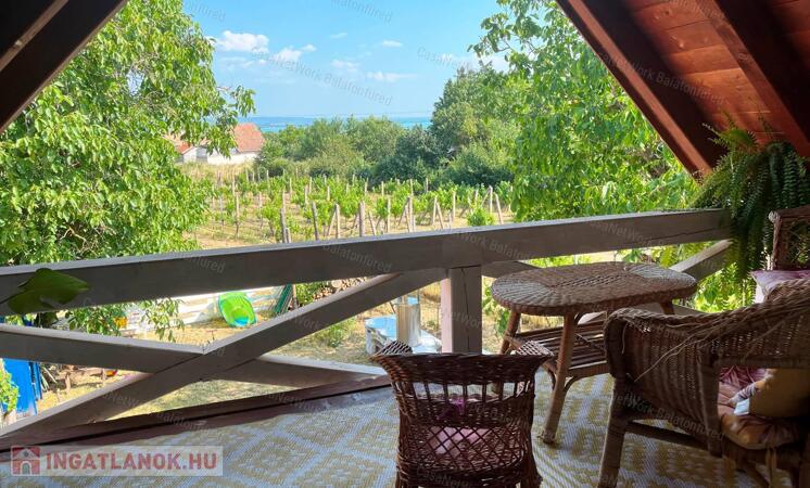 Részpanorámás, kőből épült nyaraló-nagy telekkel