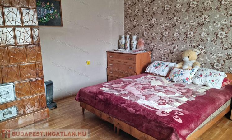 ELADÓ BÚTOROZOTT TÉGLALAKÁS DEVECSER KÖZPONTJÁBAN                                 