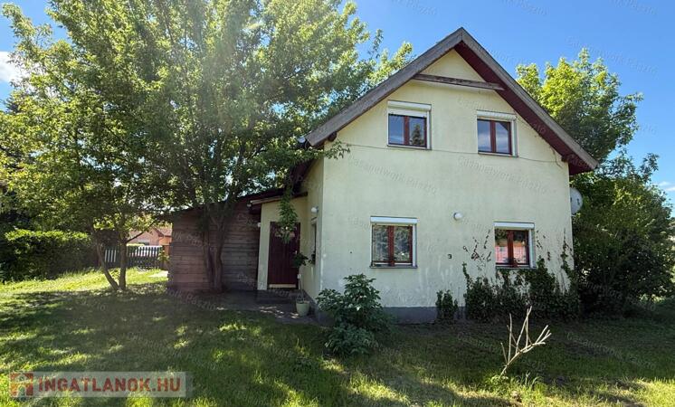 Eladó kertkapcsolatos ikerházfél- Lőrinciben ( Heves vármegye)