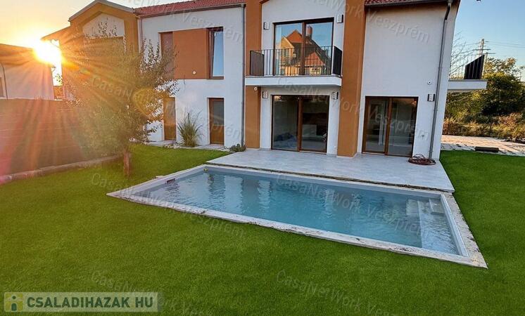 MEDENCÉS IKERHÁZRÉSZ BALATONFÜRED                                 