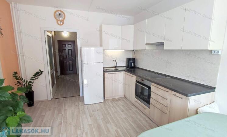 Eladó 3 szobás, 2. emeleti, felújított lakás Szolnokon                                 