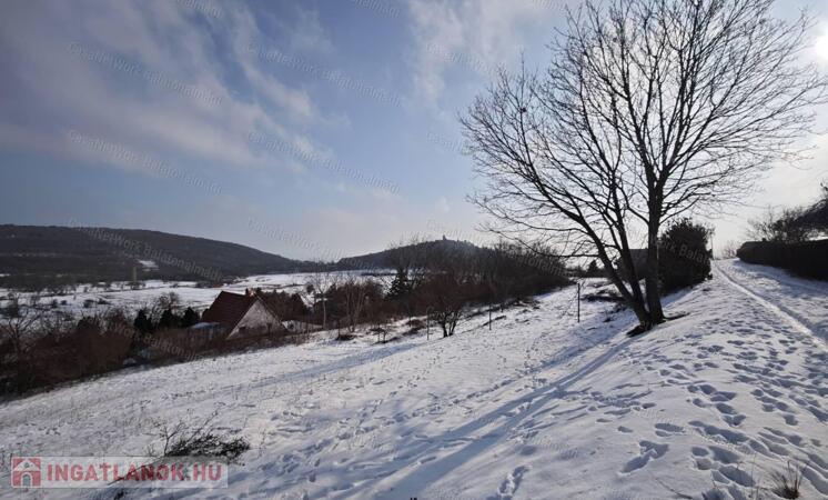 Panorámás zártkert Felsőörsön