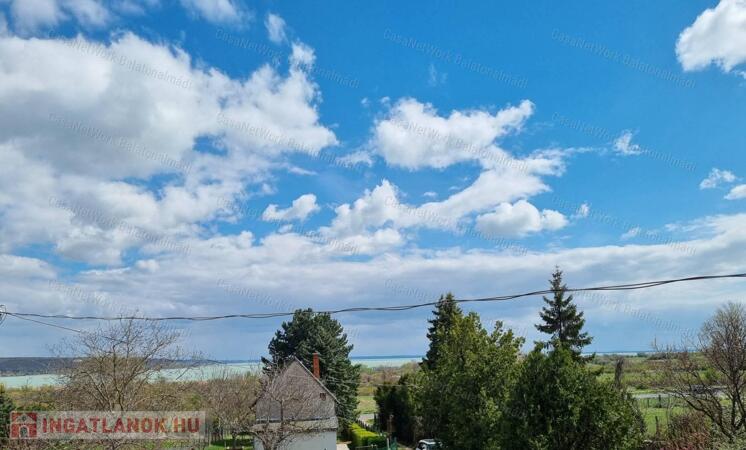 Eladó balatoni panorámás nyaraló Balatonalmádiban!