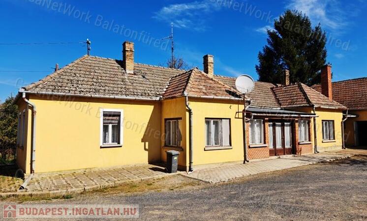 Sok lehetőség, kiváló lokációban - eladó CSALÁDI HÁZ KÁPTALANTÓTIBAN                                 