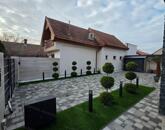 Jászberény frekventált részén 280 nm-es, emeletes családi ház eladó