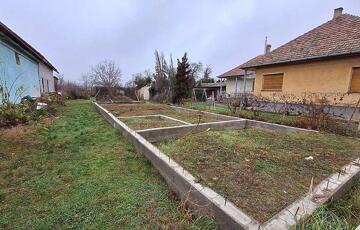 Eladó telek/földterület