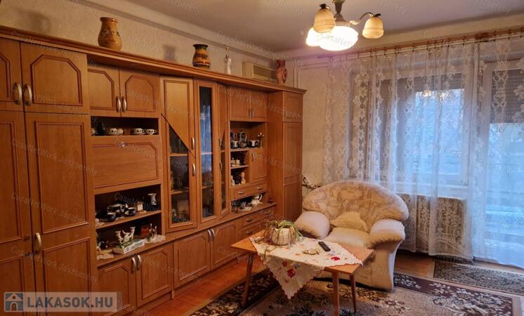 Szolnokon, belvároshoz közel, 52 m2-es, első em-i 2 szobás lakás eladó                                 