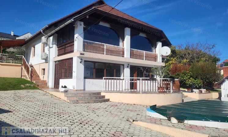 ELADÓ BALATONALMÁDIBAN PANORÁMÁS, MEDENCÉS APARTMANHÁZ                                 