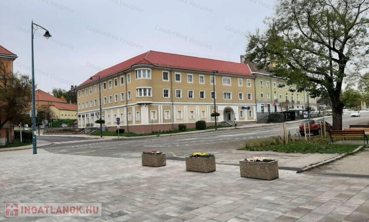 ELADÓ első emeleti irodahelyiség Várpalota központjában!