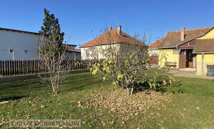 Szolnokon 2 szobás családi ház eladó!                                 