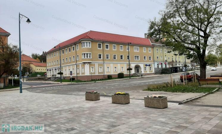 ELADÓ első emeleti irodahelyiség Várpalota központjában!                                 