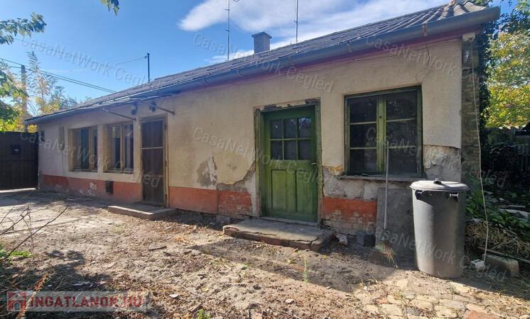Cegléden, az Újvároson eladó ingatlan 1027 m²-es telken!