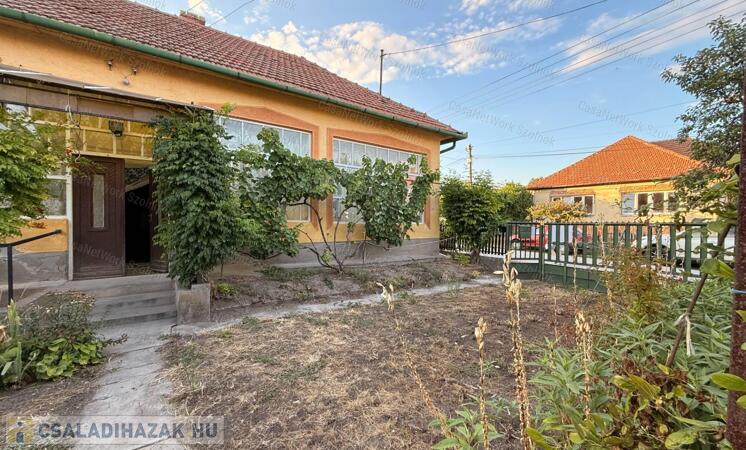 Felújítandó, de stabil parasztház Poroszlón!                                 