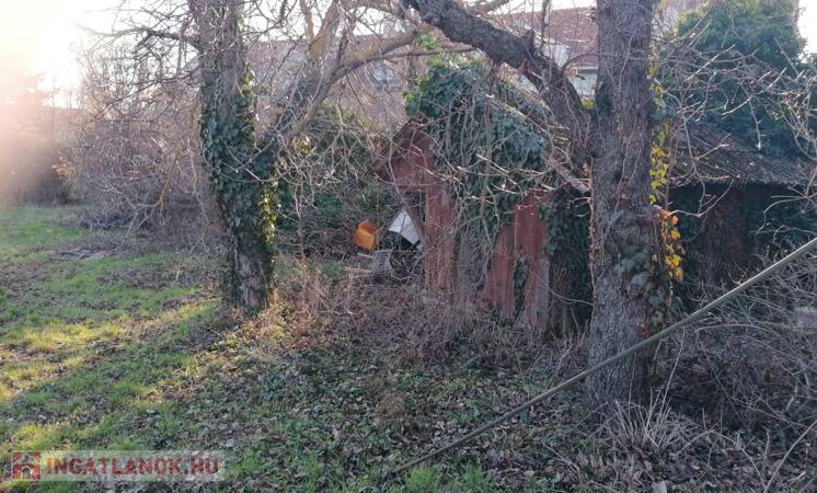 Hallgasson a szívére, vegyen telket a nevére! Füreden!