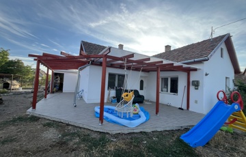 Eladó családi ház