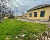 Eladó Kunhegyes központjában 340 nm-es épület fejlesztési potenciállal