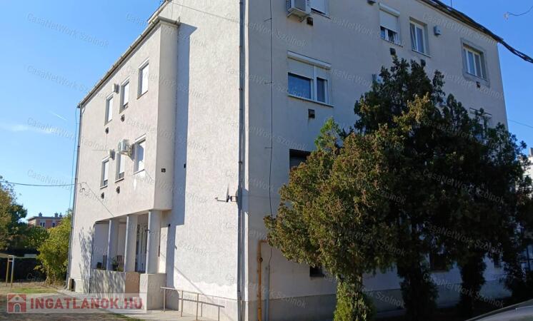 Eladó Martfű központjában egy egy szobás 33 m2- es földszinti lakás.