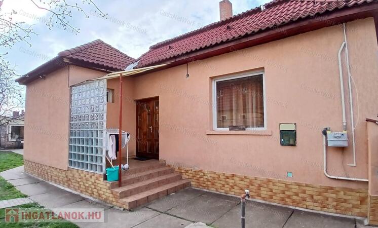 Eladó Szolnokon két épületből álló, 111 m2-es családi ház