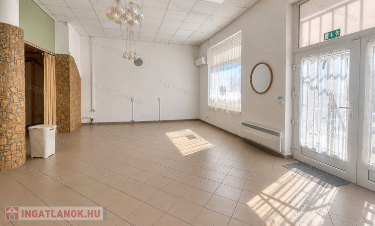 Oroszlány központjában üzlethelyiség