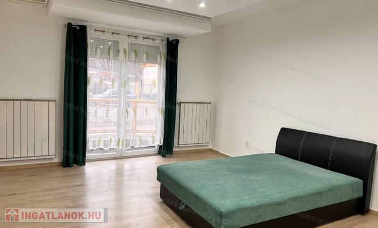 Belvárosi lakás, felszíni parkolóval
