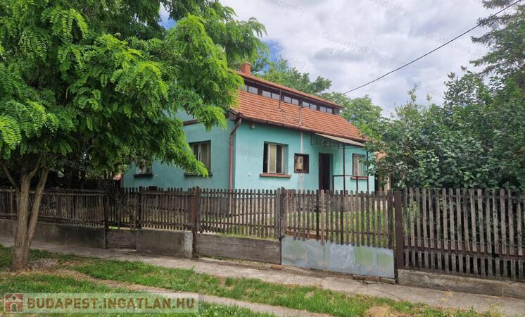 Jászkiséren 96 m²-es felújítandó téglaház 100 m² melléképülettel eladó                                 