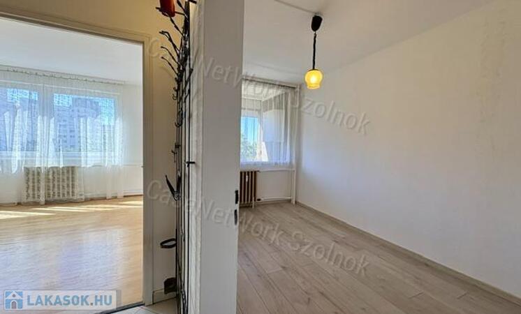 Eladó Szolnok belvárosában Ady E. úton egy 49 m2-es két szobás lakás.                                 