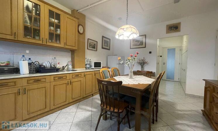 Eladó a Nagy I. krt-on egy 3 szobás teljesen felújított 75m2-es lakás.                                 