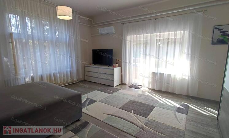 Eladó kertkapcsolatos, 3 szobás téglalakás Szolnokon!