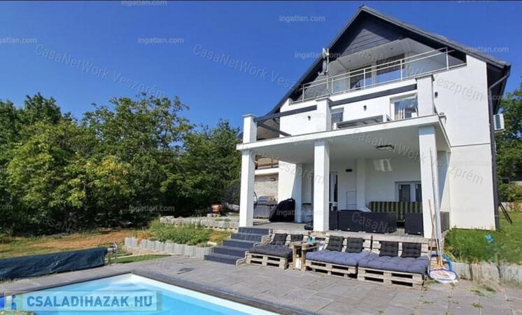 Prémium medencés ház Ábrahámhegyen                                 
