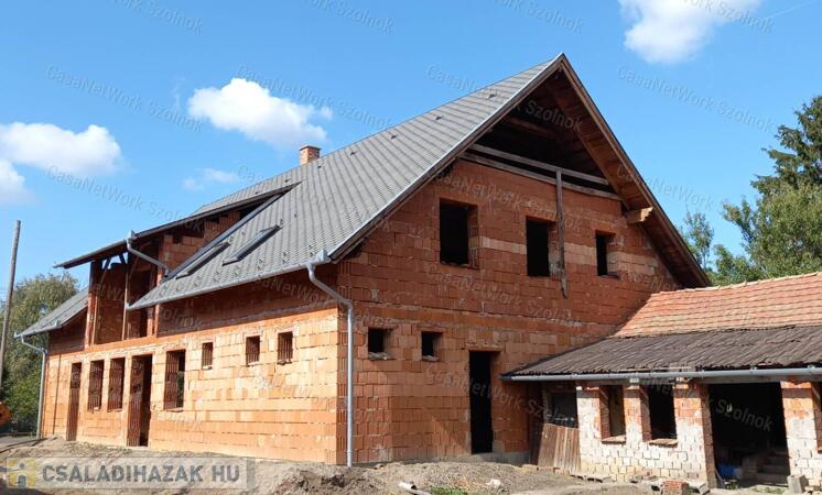 Tiszaföldváron eladó szerkezetkész családi ház!                                 