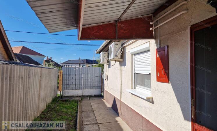 Jászapátin 200 nm-es telken, 55 nm-es, 2 szobás családi ház eladó!                                 